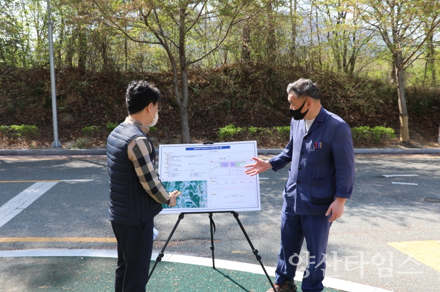 오규석 기장군수는 12일 오후 2시 30분경 일광유원지로의 원활한 진입과 이용객들의 주차 편의를 위해 추진 중인 일광유원지 진입도로 및 주차장 조성 현장을 방문해 점검했다.ⓒ양산타임스