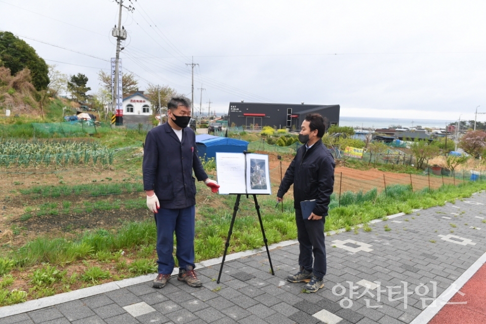 오규석 기장군수는 14일 오전 10시 30분경 기존의 협소한 도로를 확장해 마을 주민들의 교통 편의를 개선하기 위해 추진 중인 기장읍 ‘월전마을 도로개설’ 현장을 방문해 그간 추진현황을 점검했다.ⓒ양산타임스