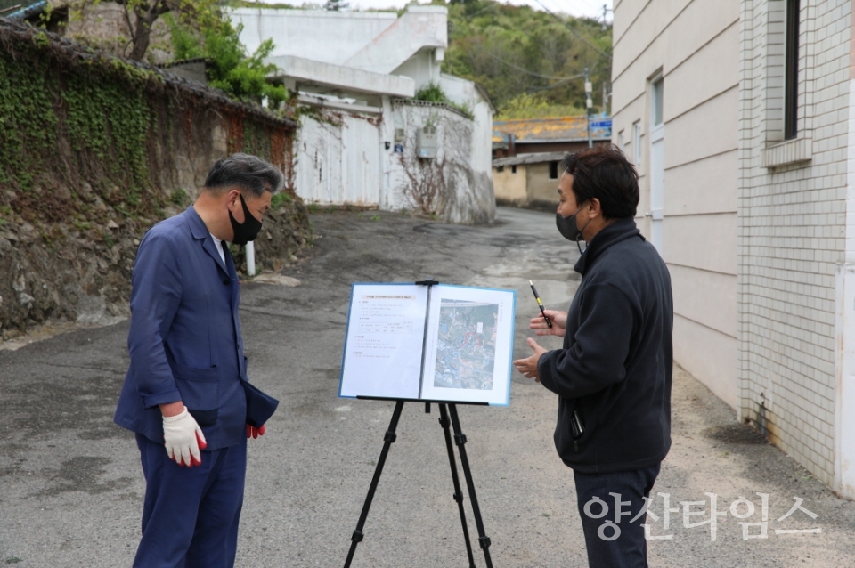 오규석 기장군수는 14일 오후 2시 30분경 마을을 통과하는 주요 진입도로 확장 공사를 추진 중인 기장읍 ‘무곡마을 도로개설’ 현장을 방문해 그간 추진현황을 점검했다.ⓒ양산타임스