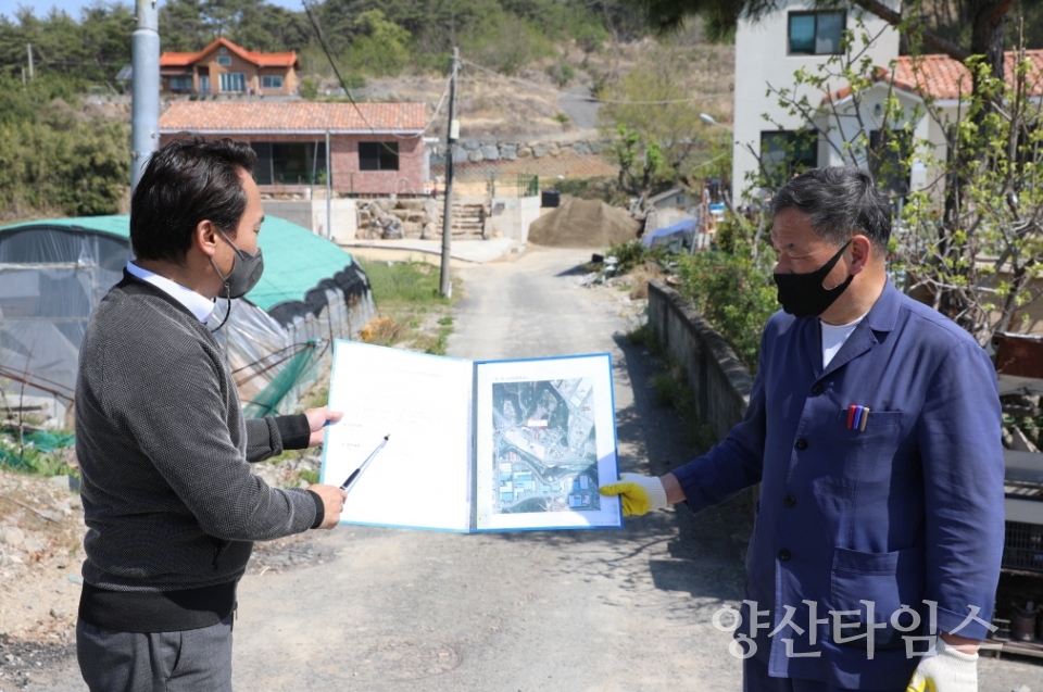 오규석 기장군수는 20일 오전 10시 30분경 기존의 협소한 마을 진입도로 확장을 위한 장안읍 ‘반룡마을 지구단위계획도로 개설’ 현장을 방문해 그간 추진 현황을 점검했다.ⓒ양산타임스