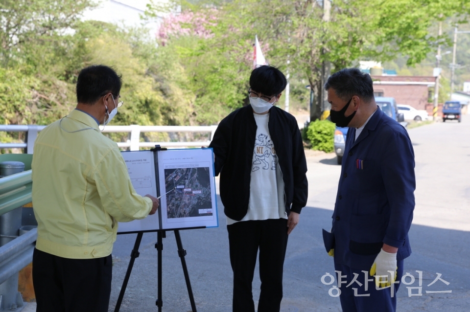 오규석 기장군수는 20일 오후 3시경 기존의 협소한 도로를 확장하기 위해 추진 중인 철마면 ‘임기마을 지구단위계획도로 개설’ 현장을 방문해 그간 추진현황을 점검했다.ⓒ양산타임스