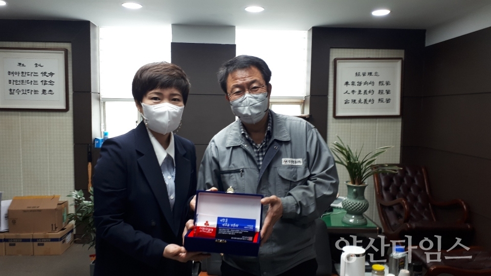 윤종운 청정냉동 대표 감사패 전달ⓒ양산타임스