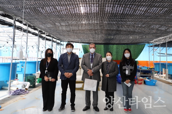 지난 20일 니콜라스 델 카스티요 피에드라이타 콜롬비아 국립수산청장(가운데)과 신재향 기장군해조류융합연구센터 소장(왼쪽에서 두번째) 등이 주요시설 등을 둘러본 뒤 양국 간 해양수산 분야 상호 협력방안에 대해 논의ⓒ양산타임스