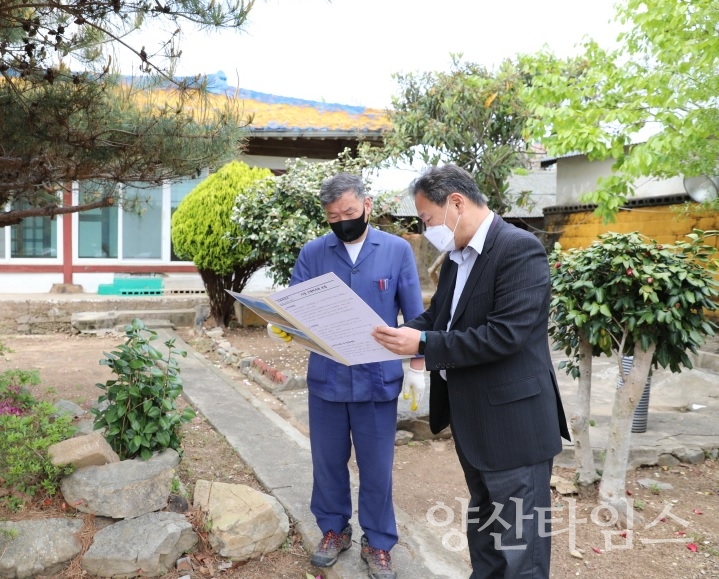 오규석 기장군수는 27일 오후 3시경 기장의 근대역사 교육과 커뮤니티 공간으로 추진 중인 기장 근대역사관 조성 예정지를 방문해 추진현황 등을 점검했다ⓒ양산타임스