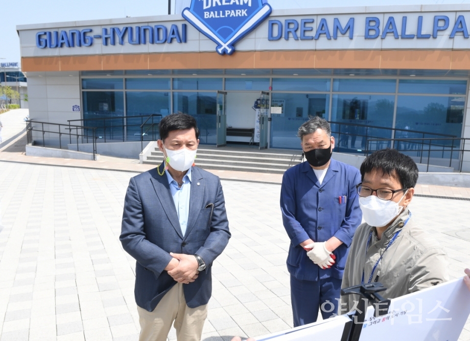 KBO 허구연 총재와 오규석 기장군수는 28일 오전 11시 _한국야구 명예의 전당_이 건립 중인 기장 야구테마파크를 방문해 사업부지와 주요시설을 둘러보고 제반사항을 협의 했다.ⓒ양산타임스
