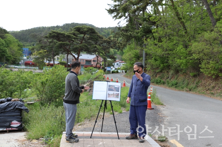 오규석 기장군수는 28일 오후 3시경 기장읍 내리 일원의 기존의 협소한 도로를 확장해 통행 여건을 개선하기 위해 추진 중인 ‘내동마을 진입도로’ 개설 현장을 방문해 그간 추진현황을 점검했다.ⓒ양산타임스