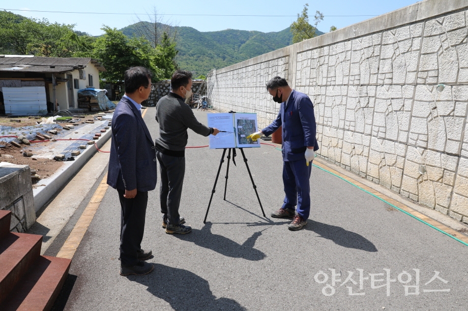 오규석 기장군수는 3일 오후 10시 30분경 주민들의 교통편의 개선을 위해 추진 중인 철마면 ‘대곡마을 지구단위계획도로 개설(확장)’ 현장을 방문해 그간 추진현황을 점검했다ⓒ양산타임스