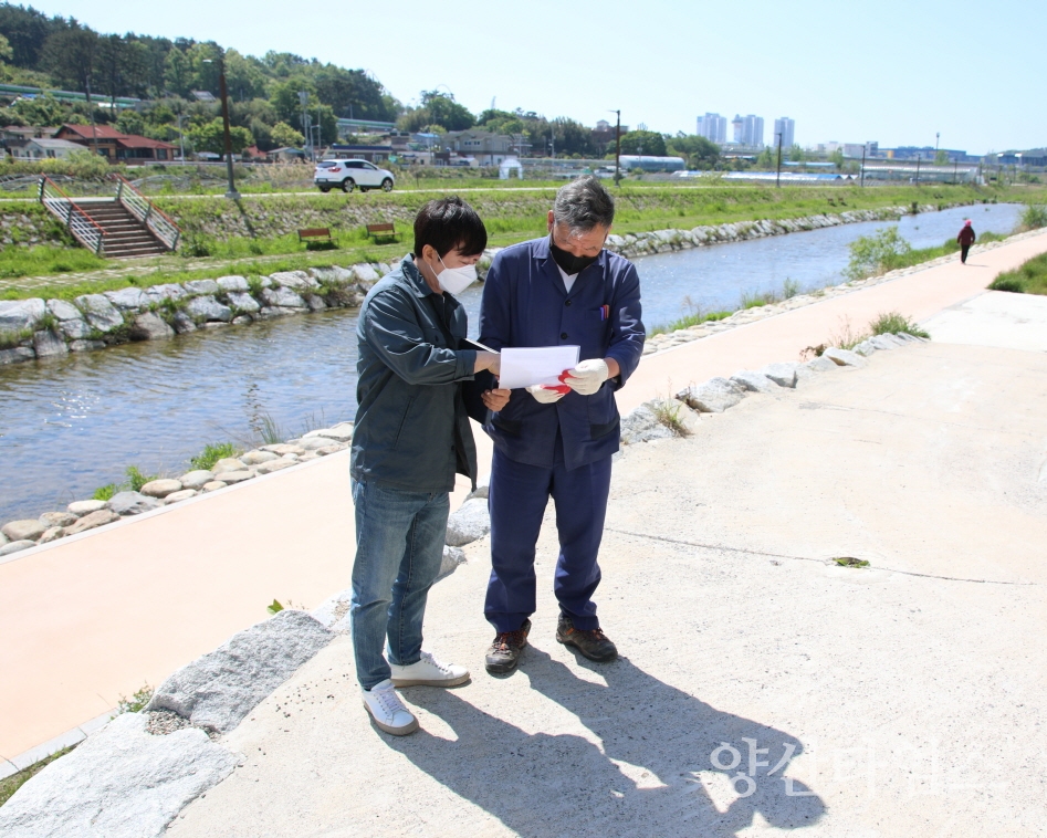 오규석 기장군수는 4일 오전 10시 30분경 송정천 산책로 일원의 보행등 설치공사 현장을 방문해 추진현황을 점검했다.ⓒ양산타임스