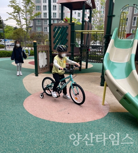 정관읍지역사회보장협의체에서 어린이날 100주년을 맞아 지역 저소득 아동, 청소년들에게 자전거를 지원했다. 한 아동이 자전거를 타보고 있다.ⓒ양산타임스