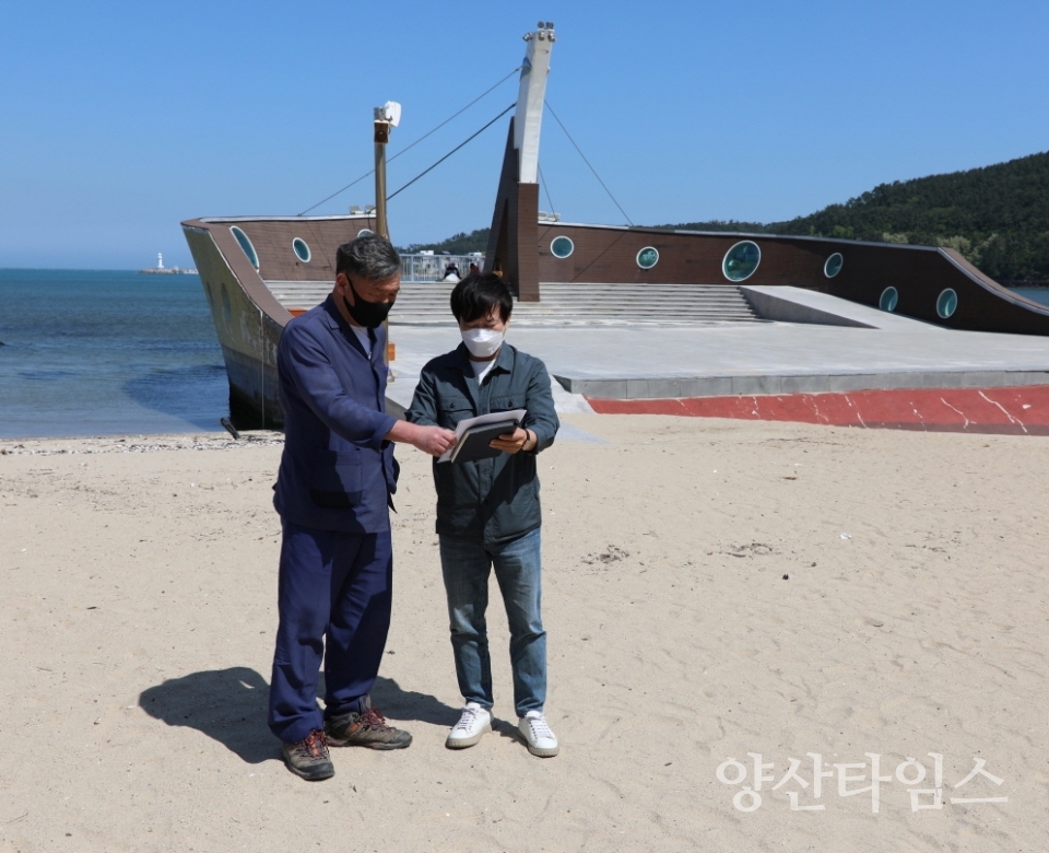 오규석 기장군수는 4일 오후 2시 30분경 여름 휴가철 해수욕장 개장 전 일광해수욕장 일원의 노후화된 경관조명 교체공사 중인 현장을 방문해 추진현황을 점검했다.ⓒ양산타임스