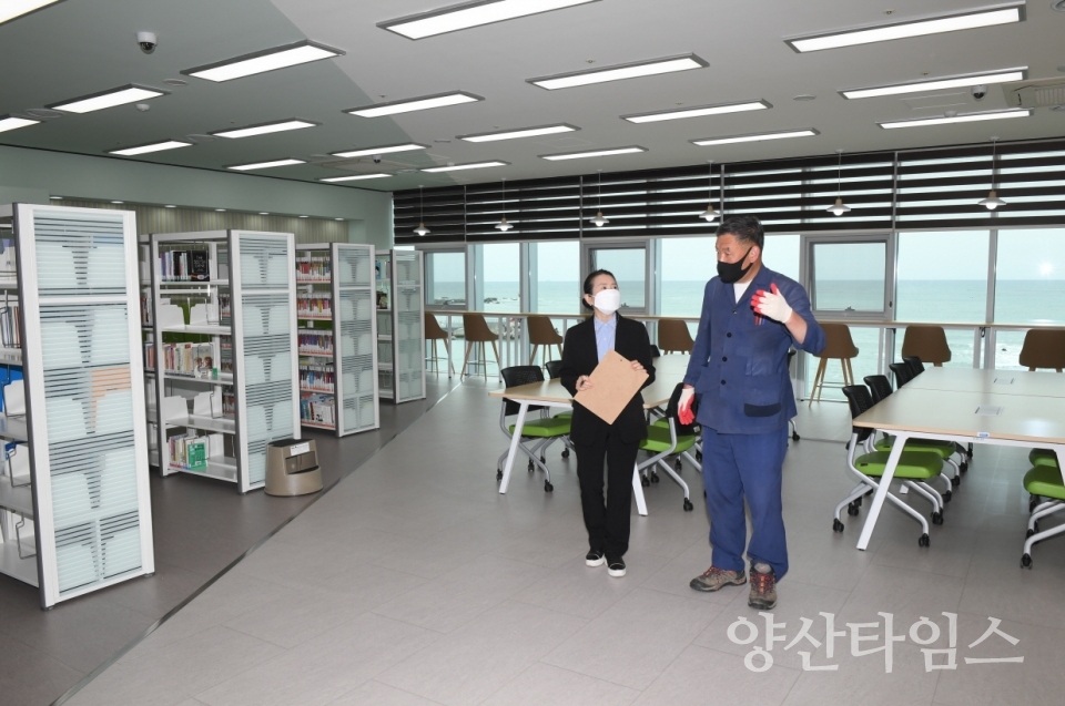 오규석 기장군수는 10일 오전 10시 30분경 해조류육종융합연구센터내 조성 중인 ‘바다숲 작은도서관’을 방문해 추진 현황 등을 점검했다.ⓒ양산타임스