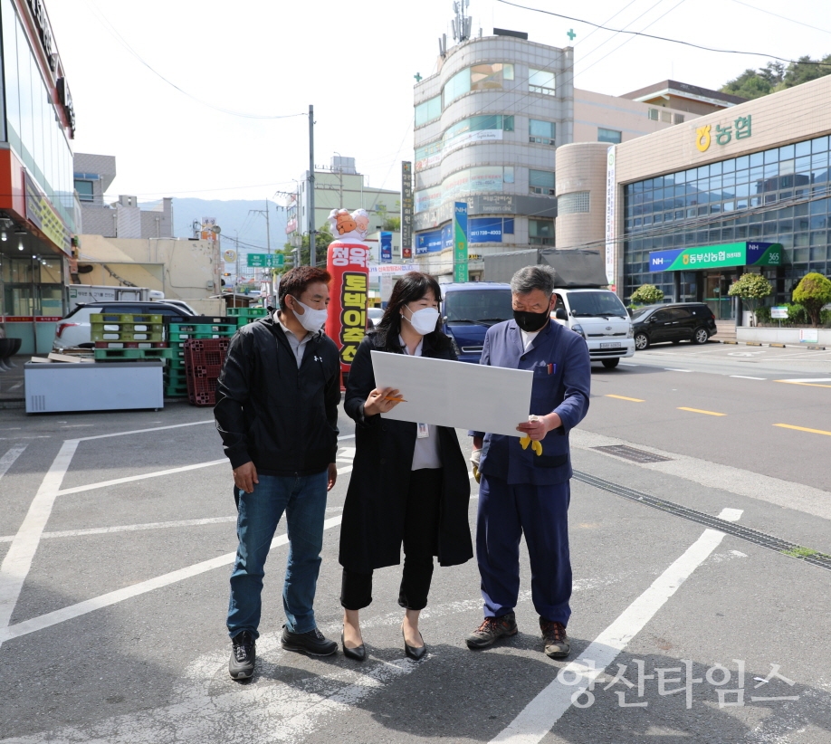오규석 기장군수는 11일 오후 3시경 노후 및 불법 간판 등 도시경관 정비를 위해 추진 중인 ‘정관덕산길 간판 개선사업’ 현장을 방문해 사업 추진현황에 대해 점검했다.ⓒ양산타임스