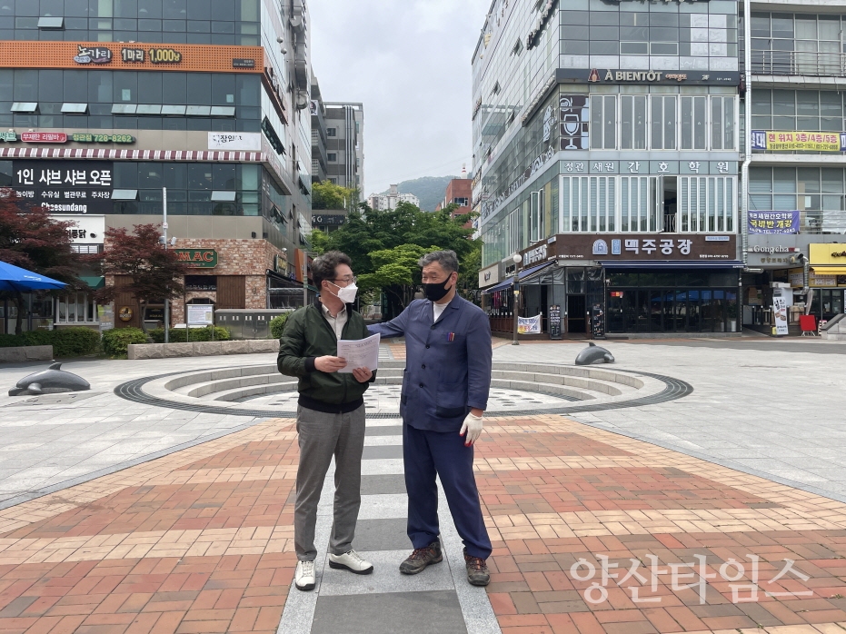 오규석 기장군수는 12일 오전 10시 30분경 야간에 특화된 경관조명을 조성 중인 정관읍 ‘돌고래분수광장 경관조명 설치공사’ 현장을 방문해 점검했다.ⓒ양산타임스