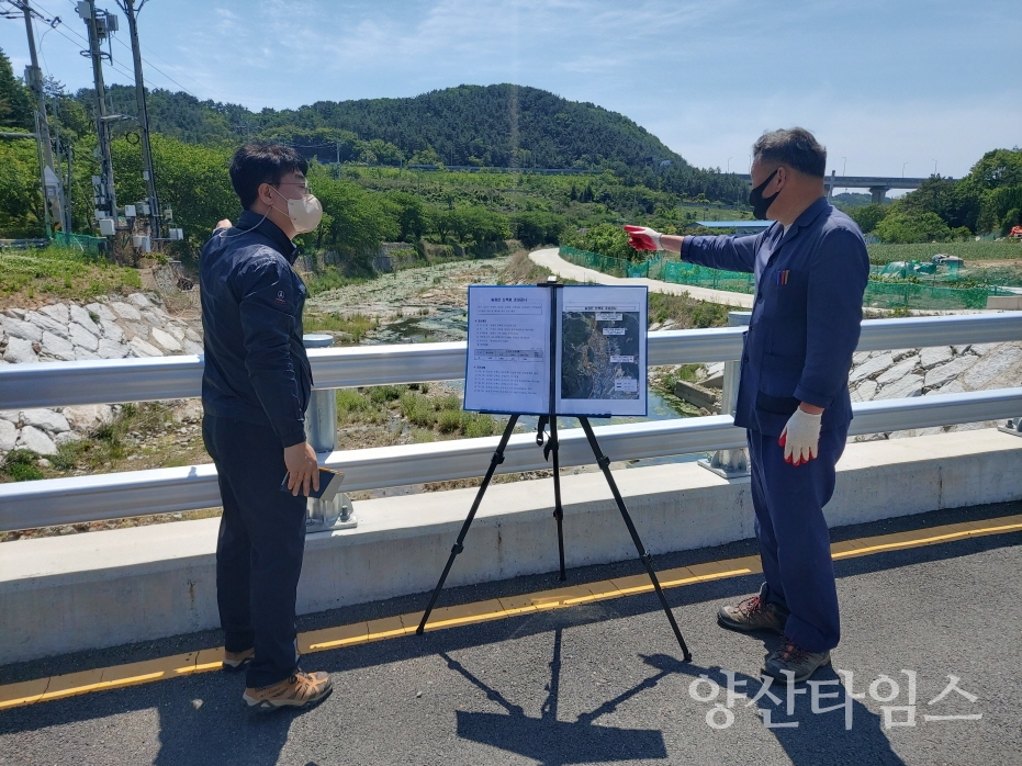 오규석 기장군수는 16일 오전 10시 30분경 지역 주민들과 방문객들에게 안전하고 쾌적한 보행환경을 제공하기 위해 추진 중인 ‘송정천 산책로 조성사업’ 현장을 점검했다.ⓒ양산타임스