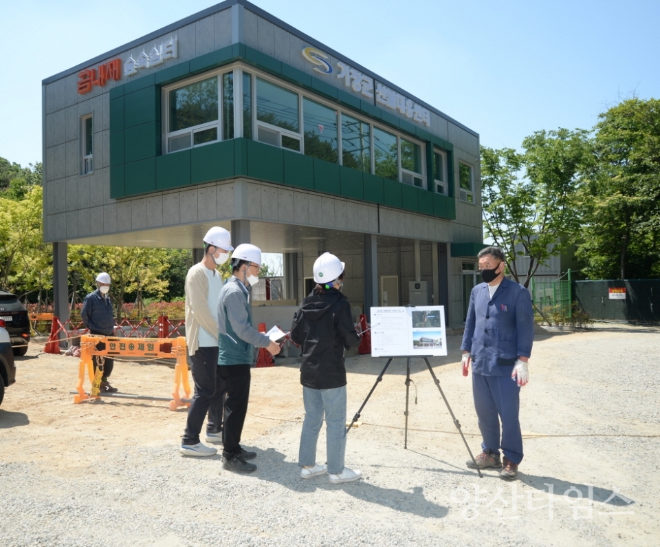 오규석 기장군수는 17일 오전 10시 30분경 산불발생시 효율적인 초동 진화체계 구축을 위한 산불대응센터 신축공사 현장을 방문해 그간 추진현황 등을 점검했다.ⓒ양산타임스