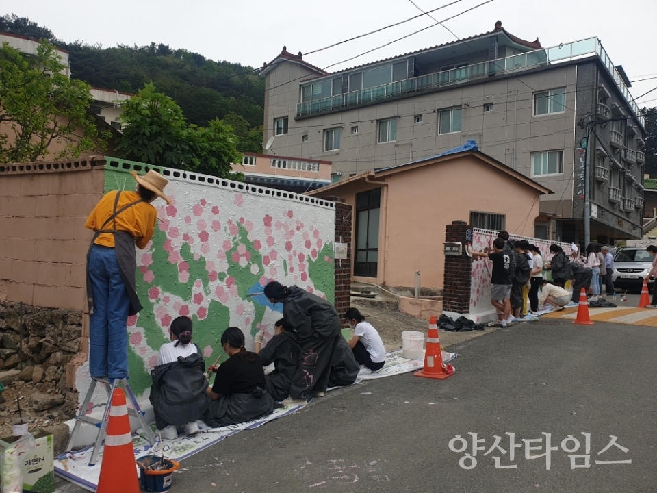 국개벽화마을 보수작업ⓒ양산타임스