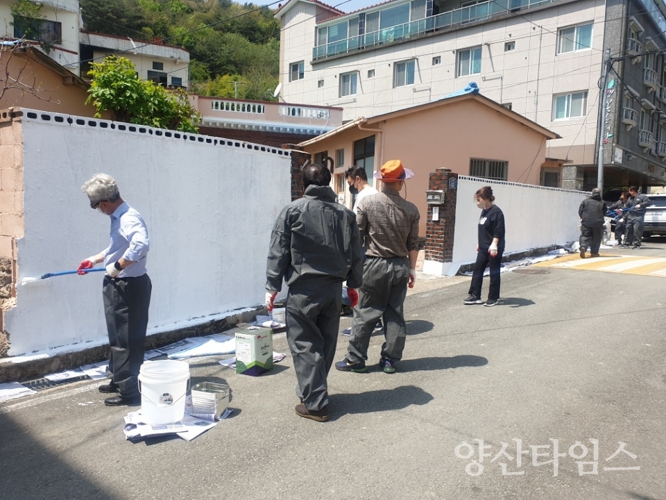 국개벽화마을 보수작업ⓒ양산타임스