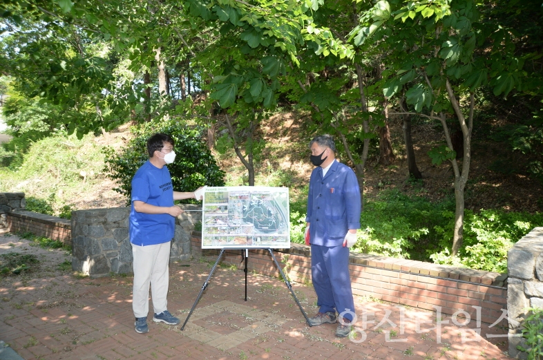 오규석 기장군수는 18일 오후 3시경 주민들의 안전을 확보하고 쾌적한 산책로를 조성하기 위해 추진 중인 _철마면 고촌리 공원녹지_ 일원 재해위험목 정비사업 현장을 방문해 점검했다.ⓒ양산타임스