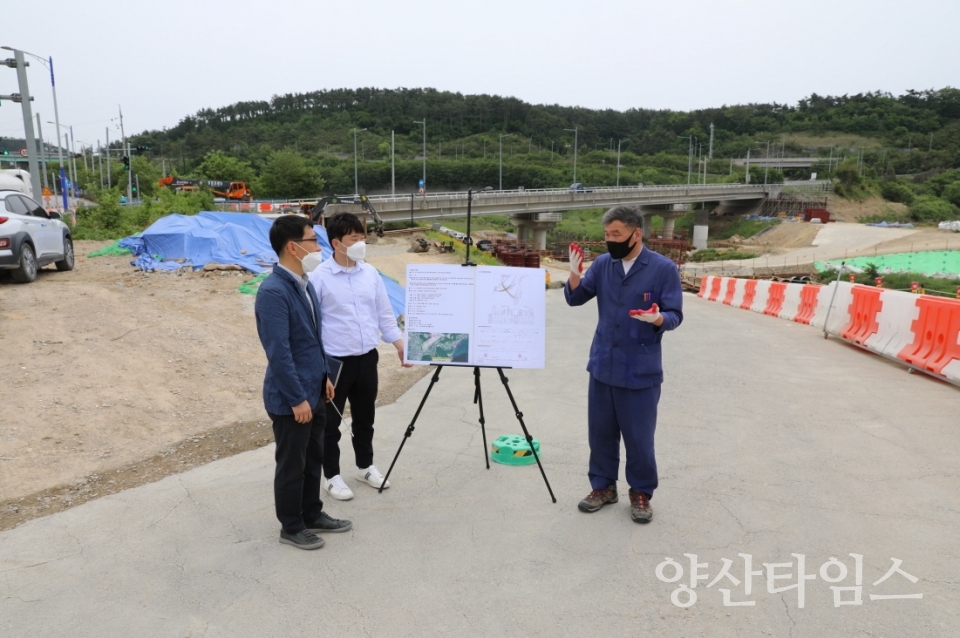 오규석 기장군수는 19일 오전 10시 30분경 장안읍 동남권 방사선 의·과학 일반산업단지 1단계 진입도로 개설공사 현장을 점검했다.ⓒ양산타임스