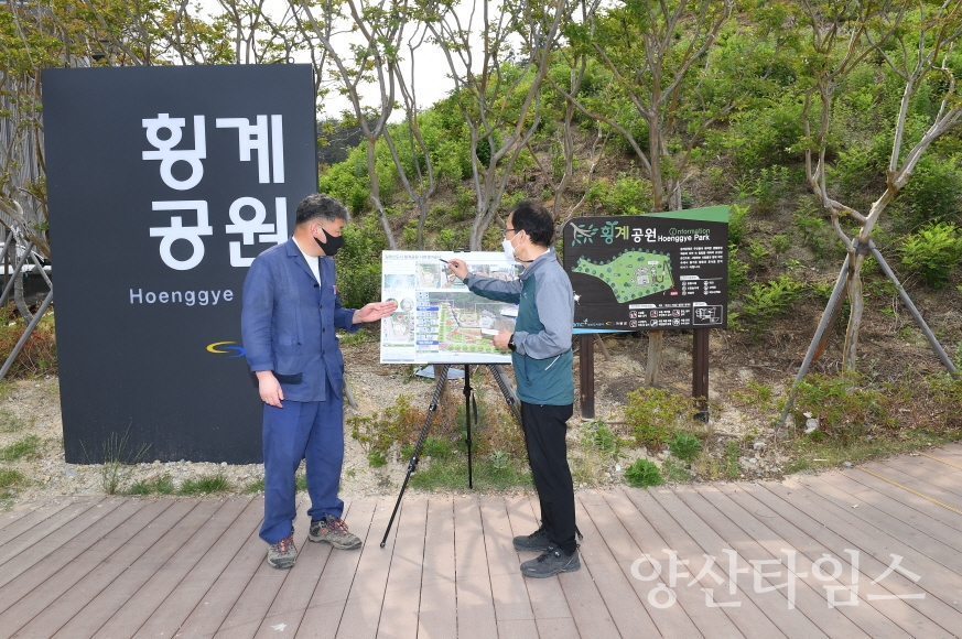 오규석 기장군수는 23일 오후 3시경 지역 주민들이 안전하고 쾌적하게 휴식할 수 있도록 추진 중인 일광읍 ‘횡계공원 사면 정비사업’ 현장을 방문했다.ⓒ양산타임스