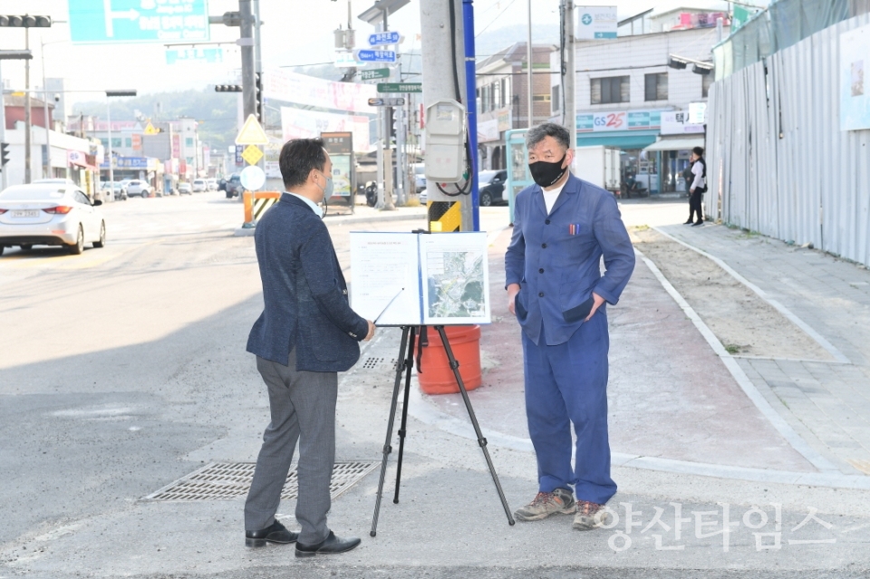 오규석 기장군수는 25일 오후 4시경 일대의 교통체증 및 교통불편 해소를 위해 추진 중인 장안읍 ‘좌천삼거리 ~ 동부산농협 간 도로 확장공사’ 현장을 방문해 그간 추진현황을 점검했다.ⓒ양산타임스