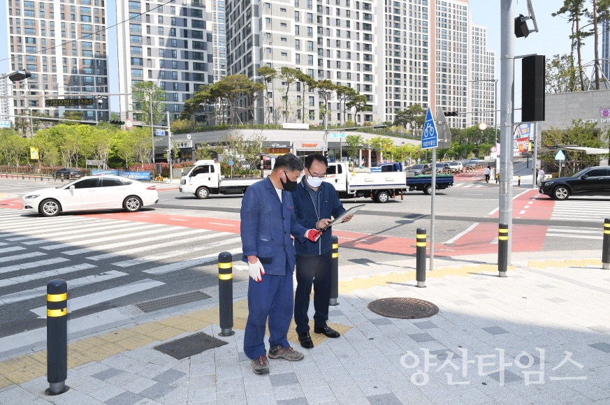 오규석 기장군수는 25일 오전 10시 30분경 이른 더위와 폭염을 대비해 추진 중인 ‘폭염 대비 그늘막 설치사업’ 현장을 방문해 점검했다.ⓒ양산타임스