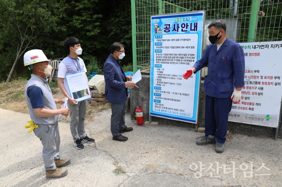 오규석 기장군수는 30일 지역 농업인에게 안정적인 영농환경을 제공하고 자연재난 피해를 예방하기 위해 추진 중인 ‘기장읍 만화리 586-4번지 일원 구거 정비공사’ 현장을 방문해 점검했다.
