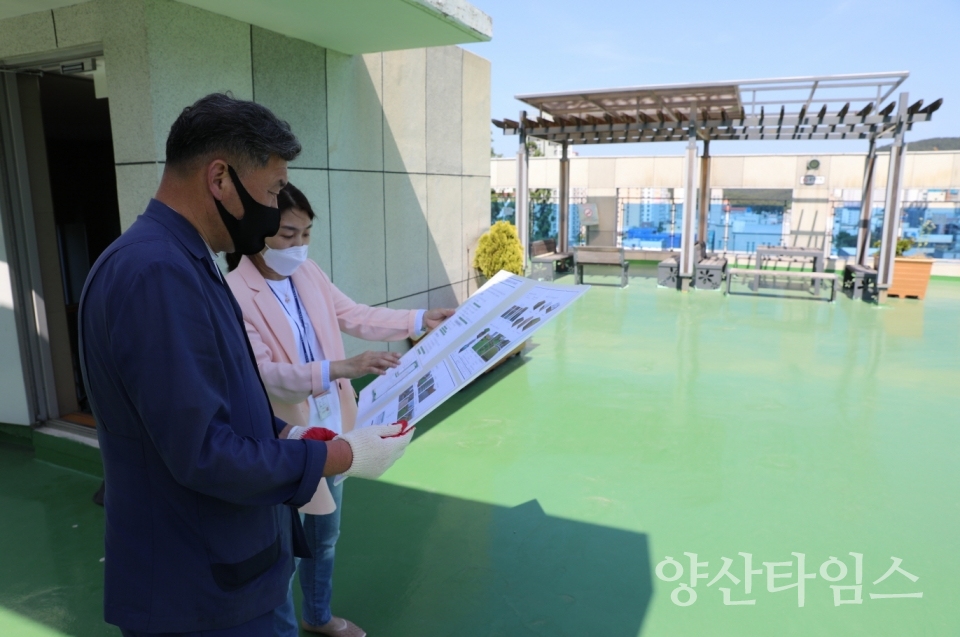 오규석 기장군수는 2일 오후 3시경 지역 주민들에게 도심지 내에서 힐링할 수 있는 녹지공간을 제공하기 위해 추진 중인 ‘공공도서관 옥상 녹화사업’ 현장을 방문해 점검했다.ⓒ양산타임스