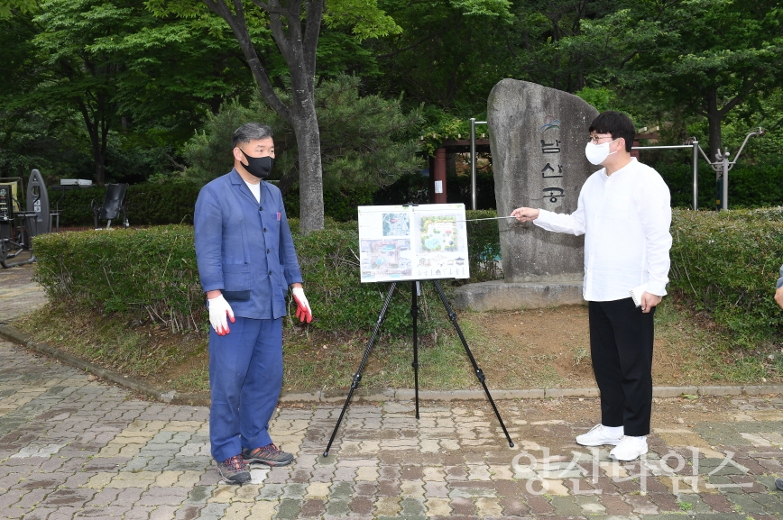 오규석 기장군수는 8일 오전 10시 30분경 유니버셜 디자인(성별, 나이, 장애, 언어 등에 제약을 받지 않는 모든 사람을 위한 설계) 공원으로 재정비 중인 기장읍 남산공원을 방문해 점검했다.ⓒ양산타임스