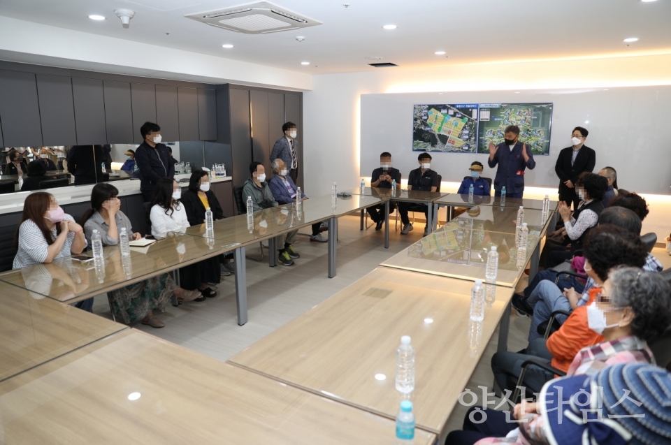 오규석 기장군수는 8일 오후 14시 30분경 일광읍 삼성4‧5리(일광자이푸르지오 아파트 1·2단지) 마을 방문을 통해 마을의 주요사업 추진현황을 점검하고, 주민들의 건의사항에 대한 해결방안 등을 모색했다.ⓒ양산타임스