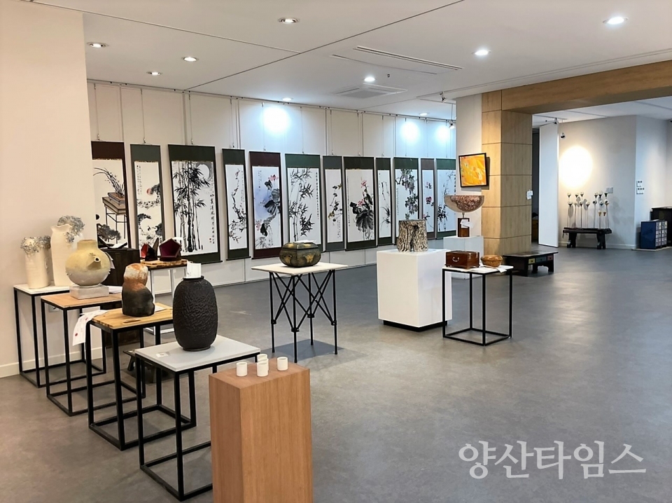 "양산미술대전_통합대상(중앙) 및 대상작(양쪽)" "양산미술대전_공예 및 서화부문" "양산미술대전_공예부문 작품" "양산미술대전_통합대상 수상작 _길상_(이인호)" ⓒ양산타임스