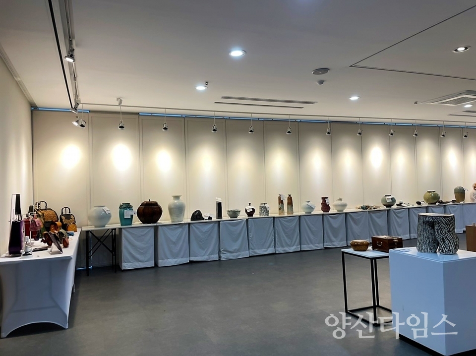 "양산미술대전_통합대상(중앙) 및 대상작(양쪽)" "양산미술대전_공예 및 서화부문" "양산미술대전_공예부문 작품" "양산미술대전_통합대상 수상작 _길상_(이인호)" ⓒ양산타임스