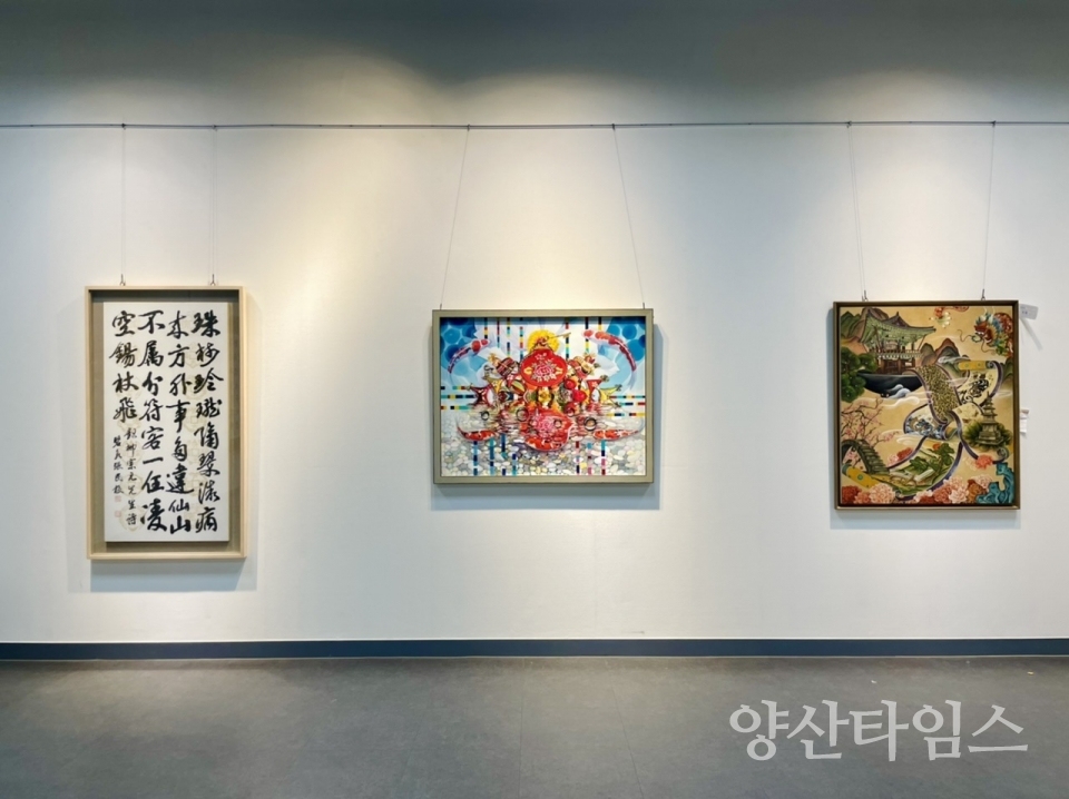 "양산미술대전_통합대상(중앙) 및 대상작(양쪽)" "양산미술대전_공예 및 서화부문" "양산미술대전_공예부문 작품" "양산미술대전_통합대상 수상작 _길상_(이인호)" ⓒ양산타임스