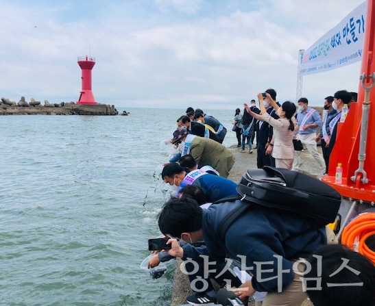 "기장군해조류육종융합연구센터(소장 신재향)는 15일 오전 11시경 일광읍 신평항 일원에서 어업생산자단체 등 100여 명이 참석한 가운데 ‘2022년 수산자원 방류 행사’를 진행했다." "15일 오전 11시경 일광읍 신평항 일원에서 어업생산자단체 등 100여 명이 참석한 가운데 말쥐치 등 치어 100만미를 방류하고 있다." ⓒ양산타임스