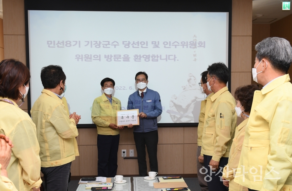 "(민선8기 기장군수직 인수위 제공)지난 16일 정종복 기장군수 당선인은 인수위원회 위원들과 함께 고리원자력본부를 방문해 기장군민 안전을 최우선으로하는 원전운영 촉구문을 전달하고 있다" "(민선8기 기장군수직 인수위 제공)정종복(왼쪽에서 여덜번째) 당선인을 포함한 인수위원들은 신속한 군정 현안 파악과 민선8기 군정 방침 수립을 위해 지난 15일부터 16일까지 양일간에 걸친 현장방문을 마무리하고 기념촬영"