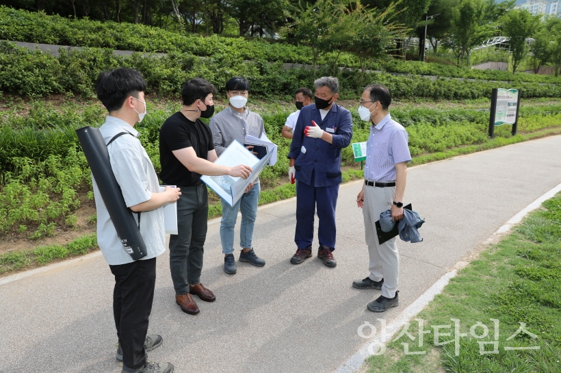 오규석 기장군수는 20일 오후 4시경 88종의 야생화와 녹차 등을 조성 중인 정관읍 좌광천 생태학습장을 방문해 점검했다.ⓒ양산타임스