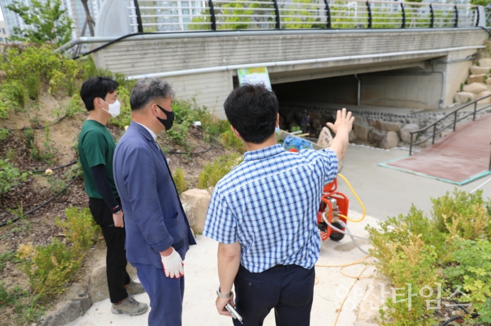 오규석 기장군수는 20일 오후 3시경 일광신도시 내 소하천(삼성천) 정비공사 현장을 방문해 보행약자 편의시설 등을 점검했다.ⓒ양산타임스