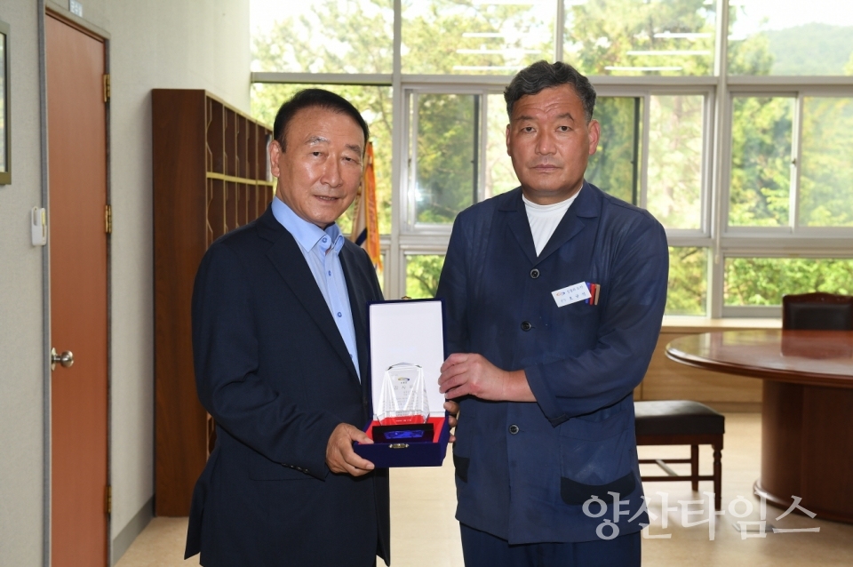 기장군(오른쪽 오규석 기장군수)은 지난 21일 국회의원 재임기간 동안 기장군 발전을 위해 다방면으로 힘쓴 안경률 前 국회의원(왼쪽)에게 감사패를 수여했다.ⓒ양산타임스