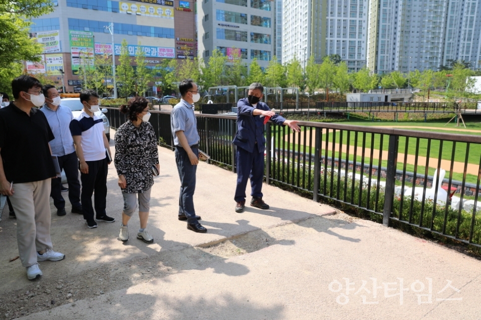 오규석 기장군수는 22일 오후 3시경 ‘일광신도시 저류지 시설(59·60호) 개선사업’ 준공 현장을 방문해 점검했다.ⓒ양산타임스