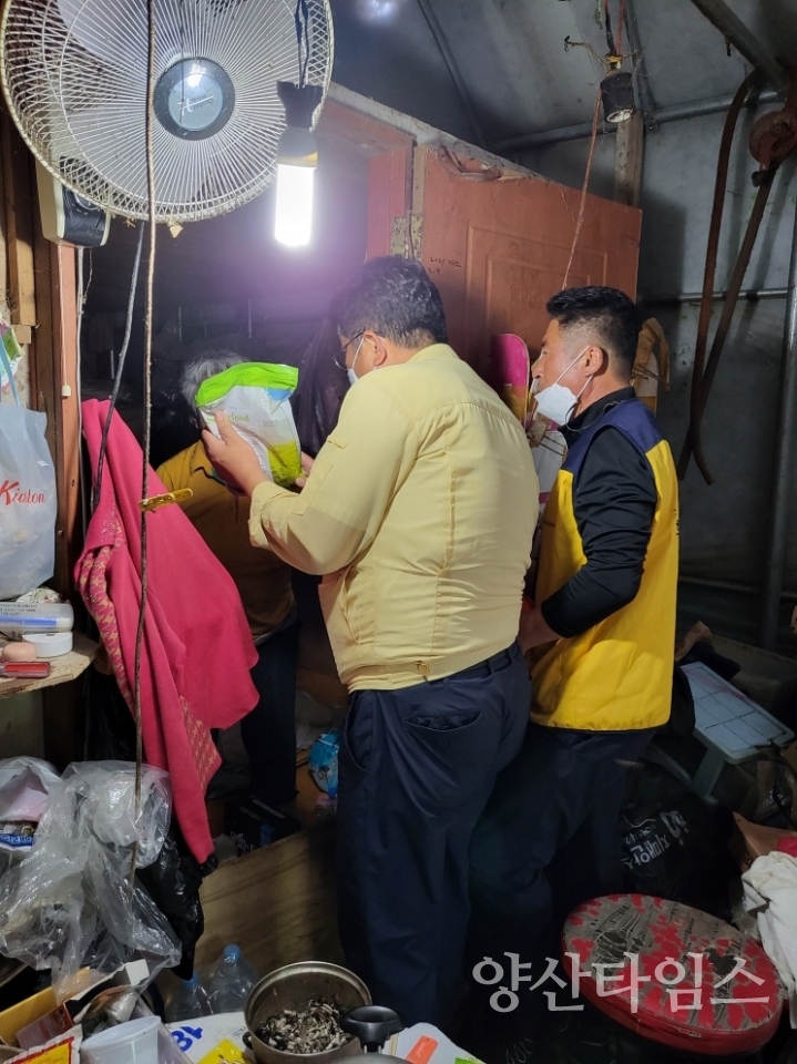 "지난 23일과 24일 양일간 정관읍 지역사회보장협의체 위원과 명예사회복지공무원 20여 명이 영양이음사업에 참여해 기념촬영하고 있다." "김종천 정관읍장(왼쪽)과 최진호 정관읍지역사회보장협의체 위원장(오른쪽)이 건강 취약가구를 방문해 건강식품꾸러미와 건강정보지를 전달하며 안부를 확인하고 있다." ⓒ양산타임스