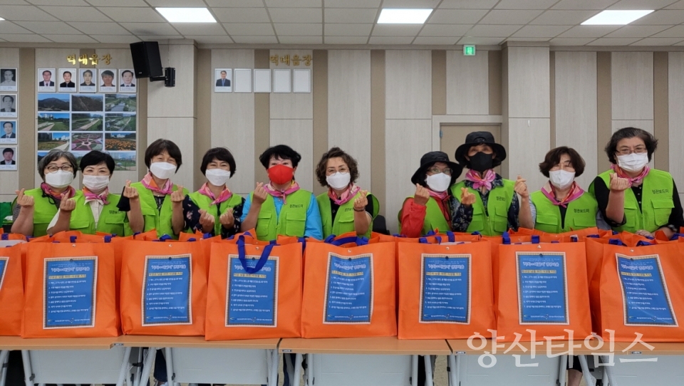 "지난 23일과 24일 양일간 정관읍 지역사회보장협의체 위원과 명예사회복지공무원 20여 명이 영양이음사업에 참여해 기념촬영하고 있다." "김종천 정관읍장(왼쪽)과 최진호 정관읍지역사회보장협의체 위원장(오른쪽)이 건강 취약가구를 방문해 건강식품꾸러미와 건강정보지를 전달하며 안부를 확인하고 있다." ⓒ양산타임스