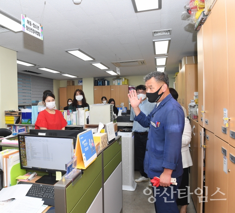 오규석 기장군수는 27일 오전 10시 30분경 기장군정신건강복지센터(정관읍 용수로 11, 4층)를 방문해 기장군민의 정신건강 증진과 자살 예방사업 등의 추진현황을 점검했다.ⓒ양산타임스