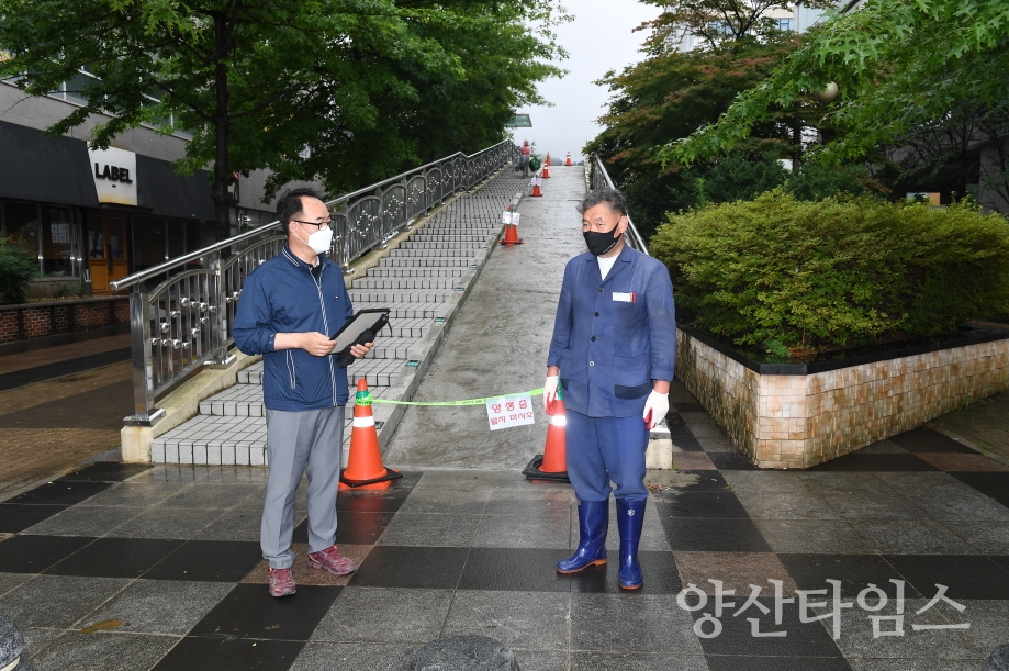 오규석 기장군수는 27일 오후 3시경 주민들의 안전하고 쾌적한 보행환경 조성을 위해 추진 중인 ‘정관읍 육교 정비공사’ 현장을 방문해 점검했다.ⓒ양산타임스
