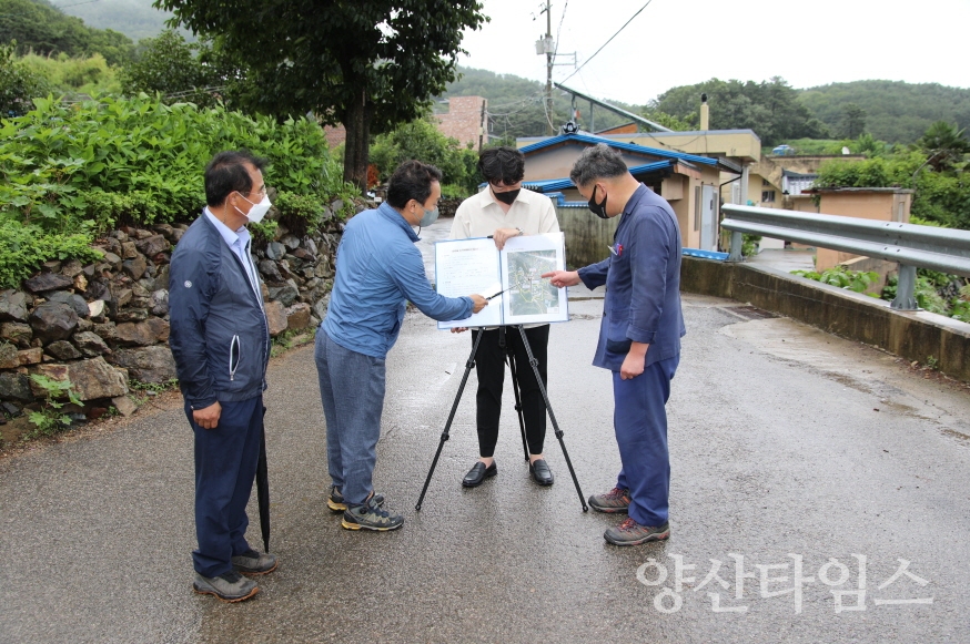 오규석 기장군수는 28일 오후 3시경 기존의 협소한 도로를 확장하기 위해 추진 중인 기장읍 ‘동서마을 도로개설’ 현장을 방문해 그간 추진현황을 점검했다.ⓒ양산타임스