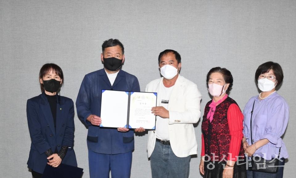 지난 28일 장안읍 주민자치위원회(위원장 김성구)는 퇴임을 앞둔 오규석 기장군수에게 감사장을 전달했다.ⓒ양산타임스