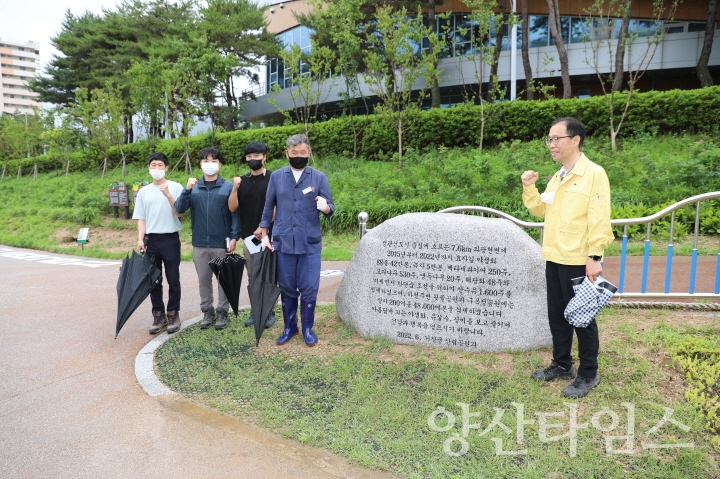 오규석 기장군수는 29일 오후 2시 30분경 정관읍 윗골공원과 구목정공원을 방문해 공원 안내판 등 시설물을 점검하고 공원 안내석에서 기념촬영하고 있다.ⓒ양산타임스