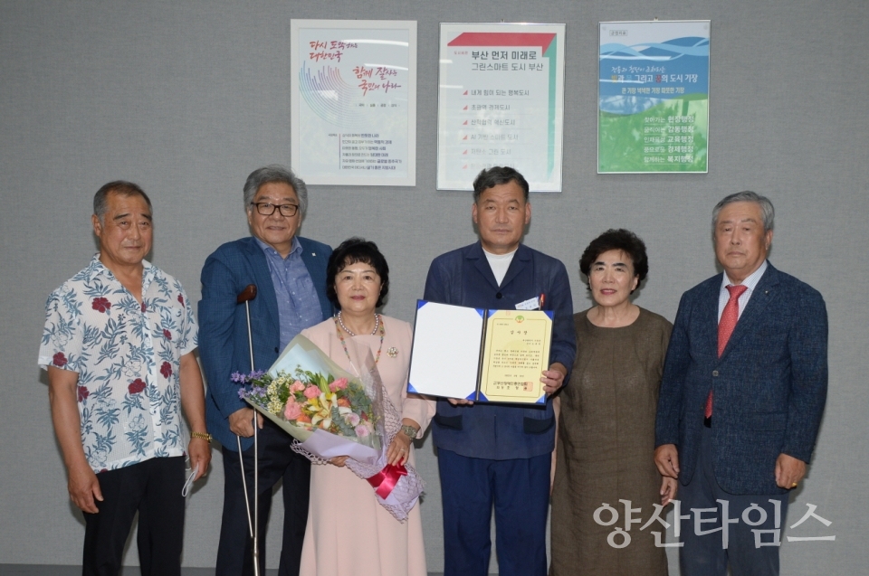 부산장애인총연합회는 30일 재임기간 동안 기장군 장애인 복지증진을 위해 다방면으로 힘써 온 오규석 기장군수에게 감사장을 수여했다.ⓒ양산타임스