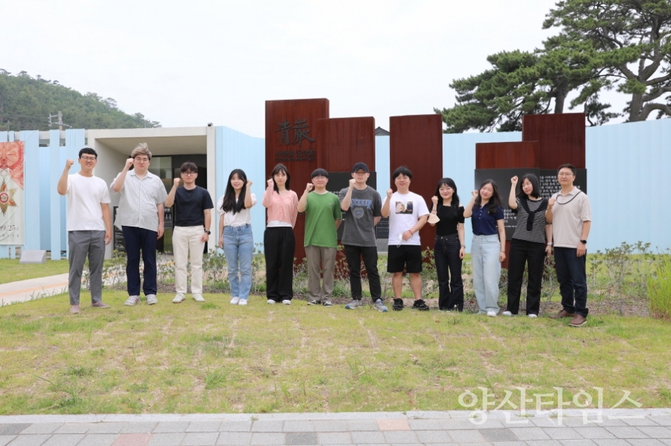 기장군(군수 정종복)은 부경대학교(총장 장영수) 미디어커뮤니케이션 학부 재학생들과 함께 ‘박태준기념관’ SNS 홍보영상 콘텐츠를 제작하고 기념 촬영하고 있다.ⓒ양산타임스