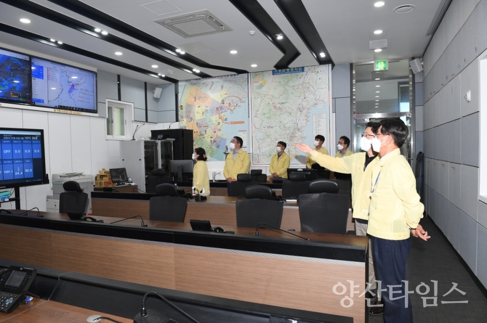 정종복 기장군수는 태풍 북상과 장마철 집중호우 등에 선제적으로 대응하기 위해 지난 4일 재난안전대책본부를 방문해 자연재난 대비 태세를 점검했다.ⓒ양산타임스