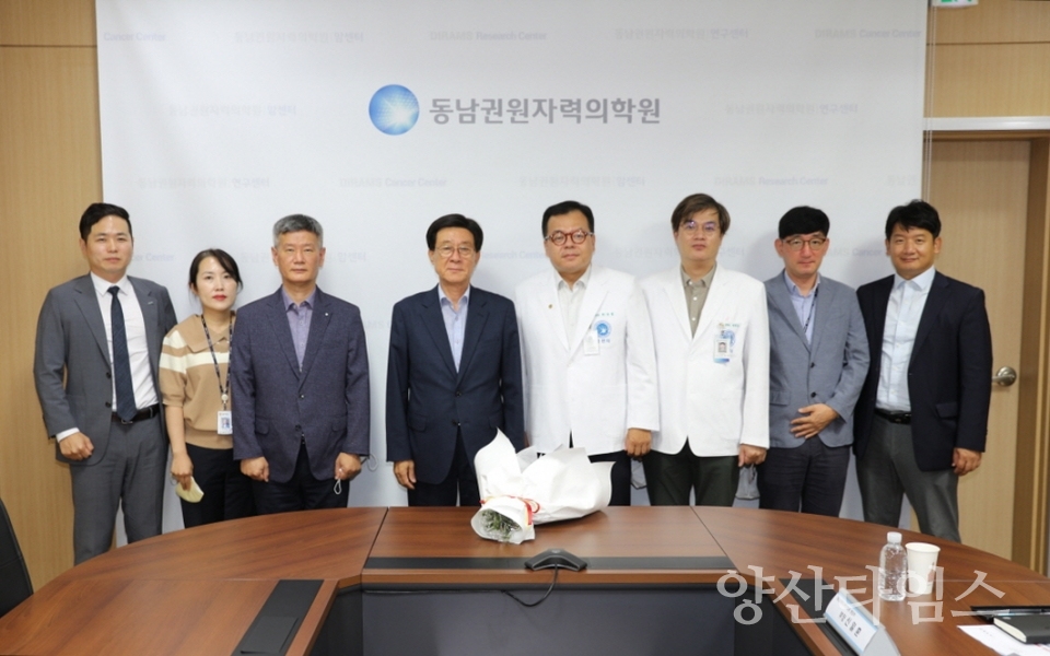 "정종복 기장군수는 지난 18일 동남권원자력의학원(원장 박상일)을 방문해 동남권 방사선 의·과학 일반산업단지의 성공적인 추진과 지역 의료기관과 상호 협력할 수 있는 방안에 대해 모색했다." "정종복 기장군수는 지난 18일 동남권원자력의학원(원장 박상일)을 방문해 동남권 방사선 의·과학 일반산업단지의 성공적인 추진과 지역 의료기관과 상호 협력할 수 있는 방안에 대해 모색했다. 2" ⓒ양산타임스